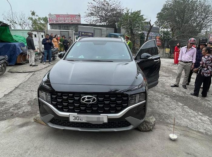 Phát hiện người đàn ông tử vong trong ô tô tại Hà Nội-1