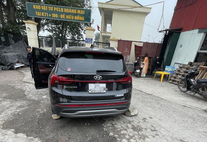 Phát hiện người đàn ông tử vong trong ô tô tại Hà Nội-2