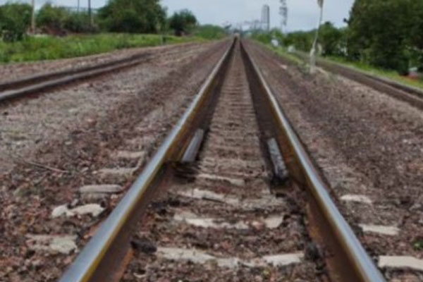 Phát hiện mẹ và 2 con gái tử vong trên đường ray xe lửa, hiện trường ám ảnh-1